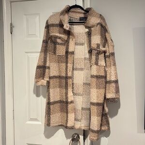 Cozy light weight coat Sherpa- like material/look, but not Sherpa.

SOLD💫